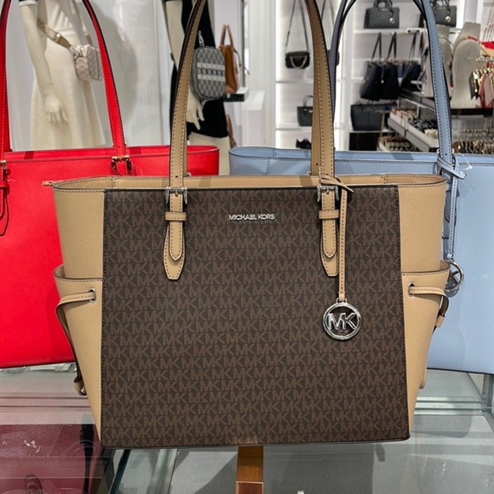 MICHAEL KORS GILLY LARGE DRAWSTRING TRAVEL TOTE SIGNATURE Camel
NWT